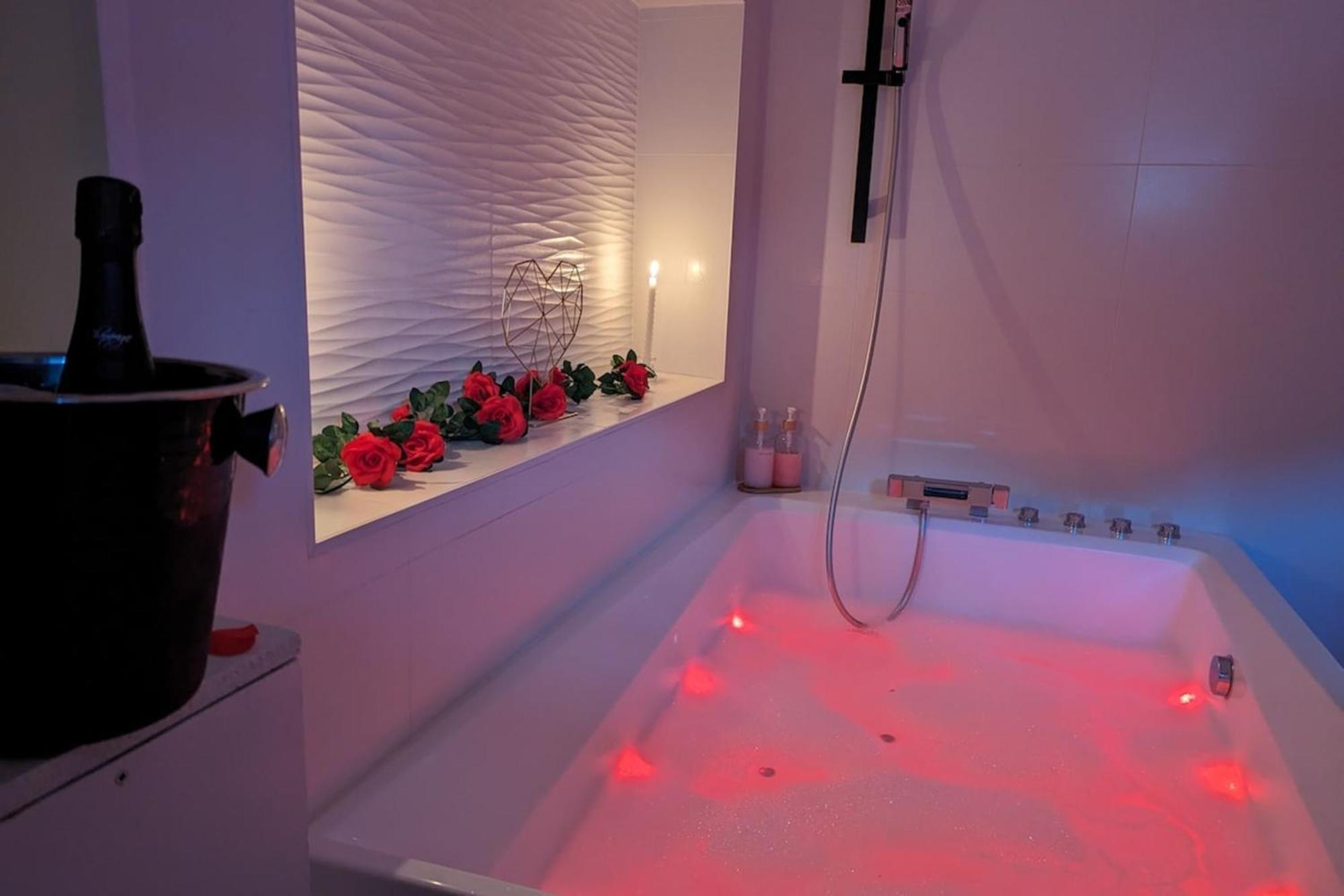Love Room Perpignan Jacuzzi & Ambiance Romantique Villeneuve-de-la-Raho Dış mekan fotoğraf