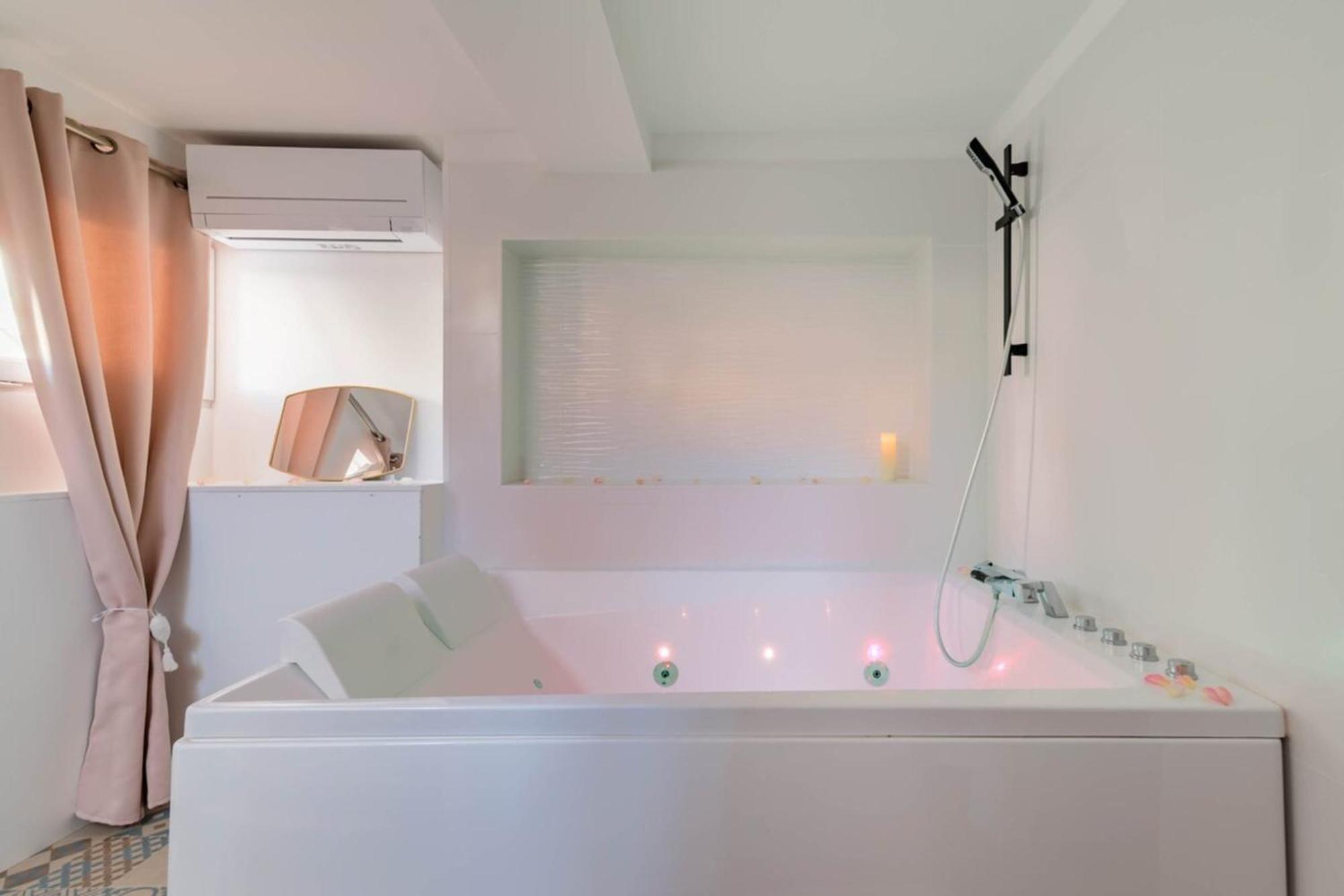 Love Room Perpignan Jacuzzi & Ambiance Romantique Villeneuve-de-la-Raho Dış mekan fotoğraf
